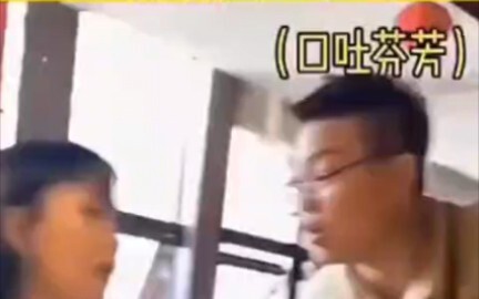 Sau khi cô gái xinh đẹp tự phục vụ lẩu mang cá vào quán bị ông chủ phát hiện, biểu cảm của ông chủ t