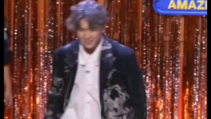 【Trương Hựu Vi】Bài hát càng kỳ quái, người càng đẹp trai (uv đúng là điểm nào cũng có thể bám sát đư