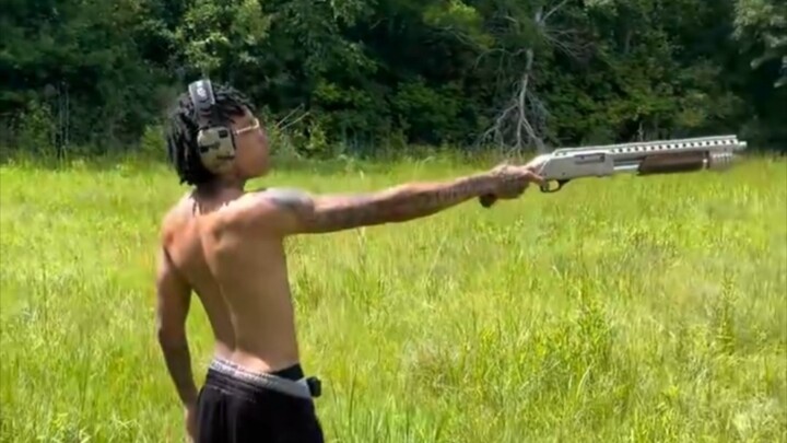 "Brother Hei One-Handed Holds Down the Shotgun"