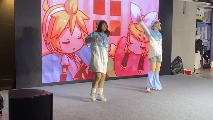 Landmine Girl also wants to dance Electronic Angel at the comic convention♥