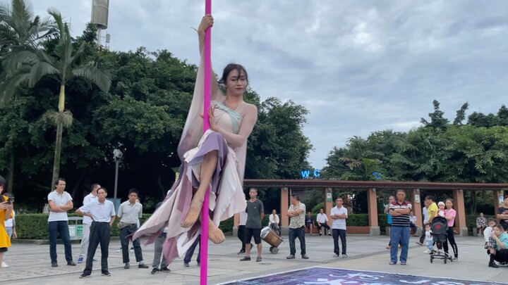 Một luồng gió mới trong thế giới của những gã đàn ông to lớn mặc đồ nữ. Điệu nhảy trên không mạnh mẽ