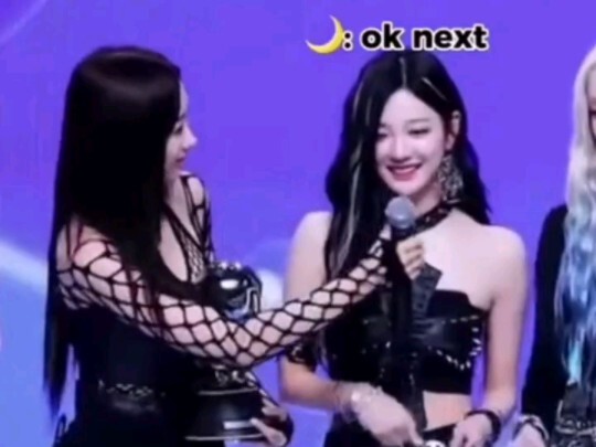 เอสปา ใครถือไมค์คนนั้นพูด นิงนิง: ให้ไมค์แก่เธอกินไปเลย