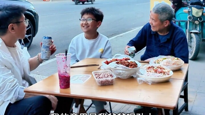 Little Sesame Cake, Brother Sesame Cake, and Dad Sesame Cake are all having a drink together. Who wo