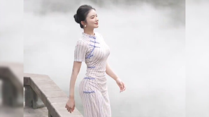 [Little Fan] Elegant Young Woman in a Cheongsam with Long Legs