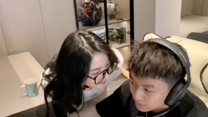 Boyfriend ignores you while gaming? This trick always works—girls, are you all mastering it yet?