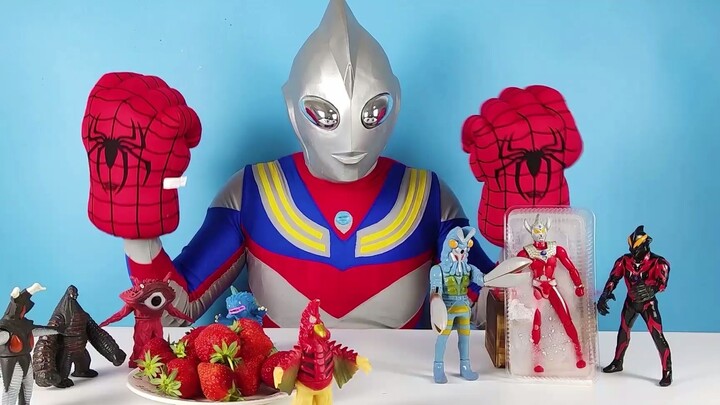 Belial took a little monster to eat strawberries after freezing Taro, and the real Ultraman was very