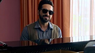رجل يتظاهر بأنه أعمى، وغالبًا ما يرى أجسادًا عارية، لكنه يصادف دون قصد مشهد جريمة قتل