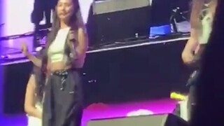 สาวเต้นเพลง Red Beibei น้องสาวขี้อาย