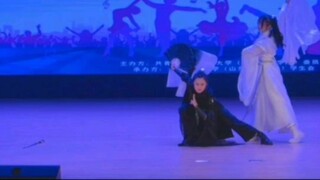 [Erha] ตอนที่ฉันเต้นที่งานประกวดเต้นท่ามกลางสายฝนโปรยปรายถามบีโกเนีย ()