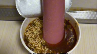 真的很穷，泡面只敢加一根肠