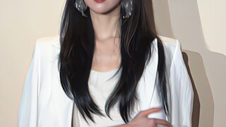 Chị này buồn cười quá, đúng là được thăng chức rồi, công việc đều đổ dồn về chị ấy, haha! !
