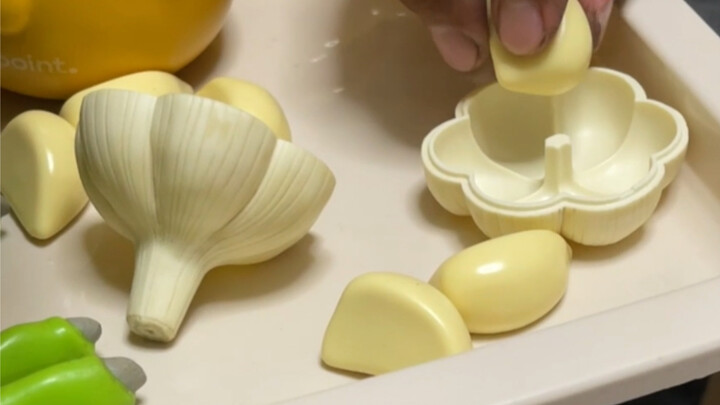 Buying garlic to torture the whole family