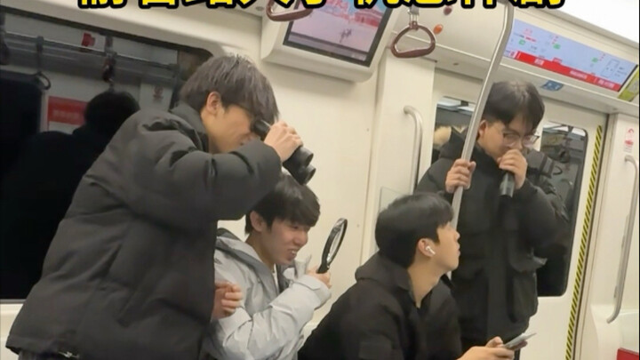 Prank: Sneak Peek at Passersby’s Phones — Domestic Edition (1)