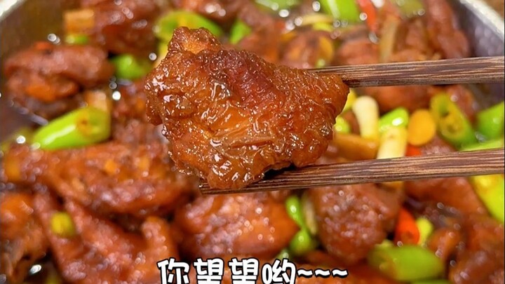 لا دجاجة واحدة تخرج حيّة من ليني، كل ما أستطيع فعله هو البكاء وأنا أقول إن رائحتها شهيّة جدًا!