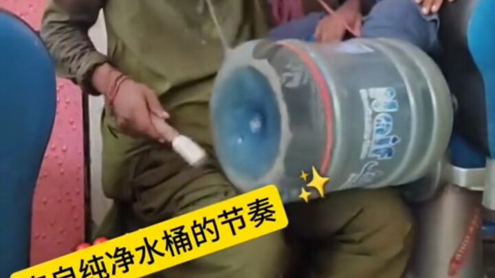 Nhịp điệu từ thùng nước tinh khiết! Nhạc gõ
