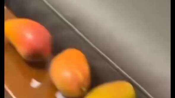 Mom took away a blueberry and got hit—child food-protecting education should start early!