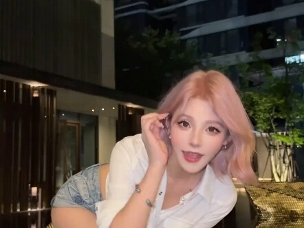 I kind of like the short hair look.