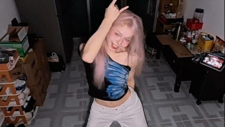 Kalau di rumah ada kamera pengawas, bisa kok difoto kayak gini ala psycho