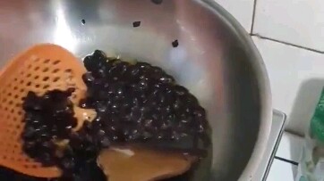 انقلبت تجربة امرأة كانت تعد الفول السوداني المقلي لأطفالها رأسًا على عقب؛ فاستعانت على عجل بمصفاة بل