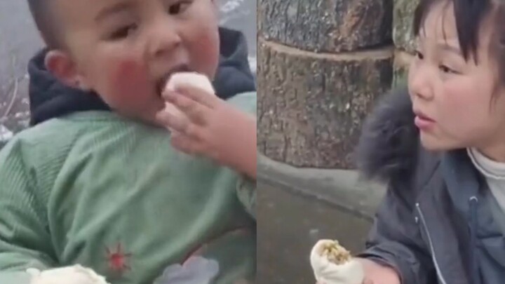 Mẹ hấp bánh bao bảo con trai mang tặng cô, trên đường đi cậu bé vừa đi vừa ăn – phản ứng của cô mới 