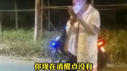 سقط رجل عن دراجته وأفقد الوعي، فسارع المارة إلى مساعدته والاتصال برقم الطوارئ 120.