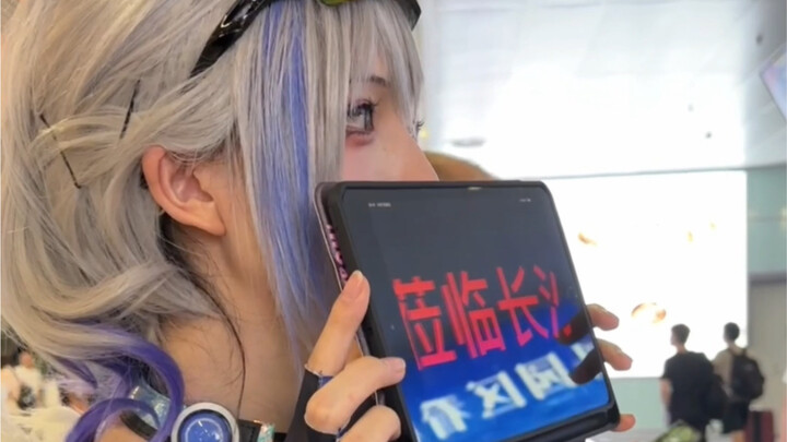 I cosplayed to pick up my friend at the airport—she’s so impressive!