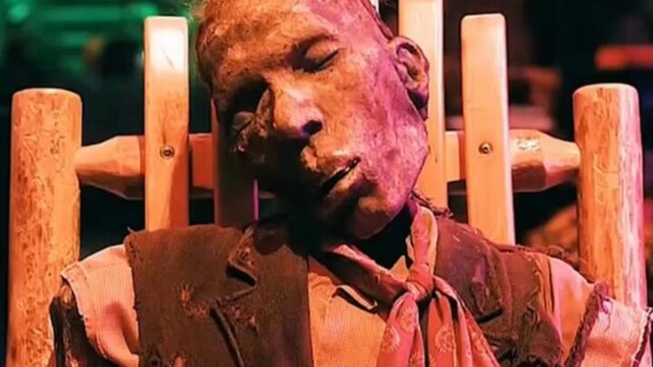 Để tổ chức lễ Halloween cho các bạn nhỏ, sở cứu hỏa đã mượn một đạo cụ xác ướp khô, nào ngờ xác ướp 