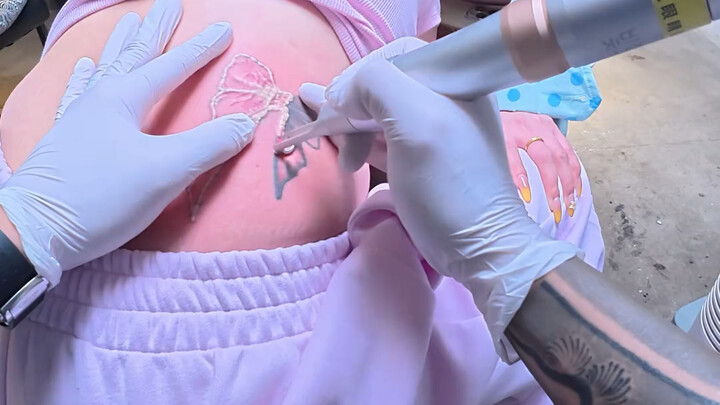 ทำความสะอาดโบว์ที่เอวตัวหนึ่ง