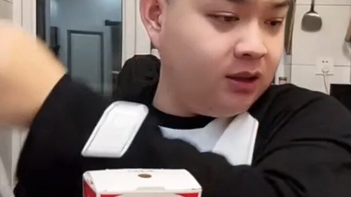 Kiwi: 240-jin slightly overweight boy with anorexia eats only a little takeout.