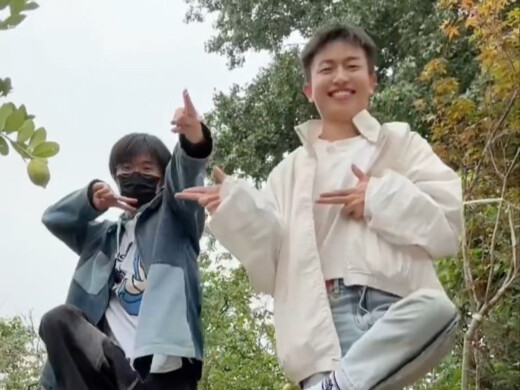 [Zhang Fuzheng] You can tell Sun Lulu really loves Zhang Fuzheng! She’s always there to play and hav