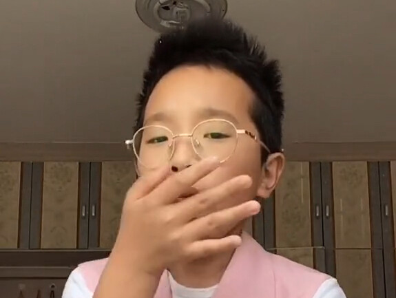 จงเหม่ยเหม่ยเลียนแบบคุณครูเพลง “ไม่อยากตะโกน” กลับมาแสดงอีกครั้ง!