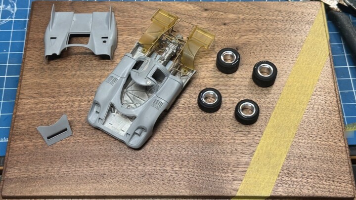 【Porsche 917K 1971】Making the screw connection between the base