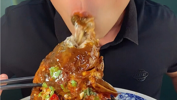 Streamer yang makan ikan