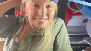 在剧里是恋爱脑美女Cassie，在现实里是热爱修车的西德妮·斯威尼