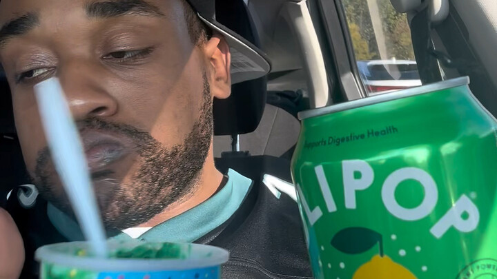 الرجل الأسود الذي لا يجيد تفادي المراقبة لن يتمكن من الاستمتاع بتناول الشاي بعد الظهر.