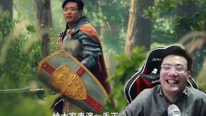 Đại Tư Mã xem đoạn phim quảng cáo MMORPG của chính mình, nụ cười trên mặt không thể ngừng lại, thật 