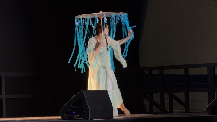 Bringing some small shock to foreigners - Chinese dance "Red Horse"