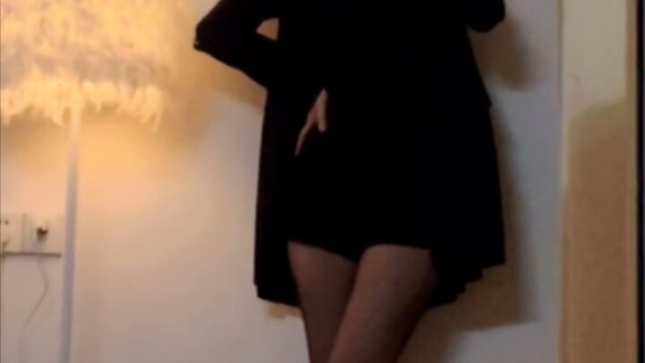 Nghe nói vest kết hợp với tất da chân vừa nóng bỏng lại cực chất, mình cũng thử xem sao!