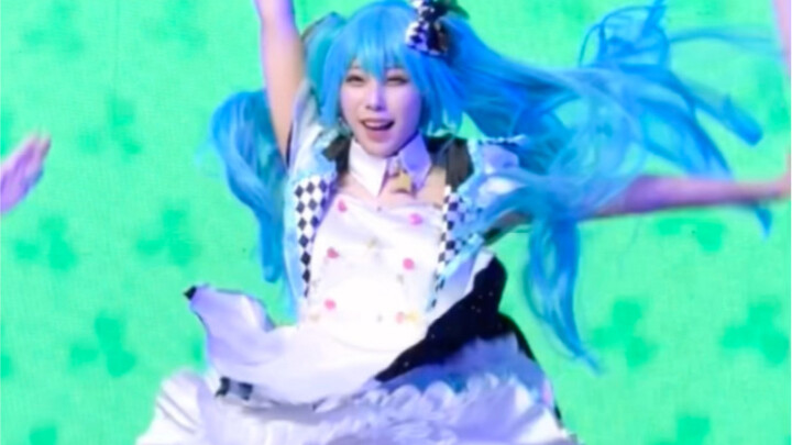 MORE! JUMP! MORE! Hatsune Miku won the Taxi dance compe*on~
