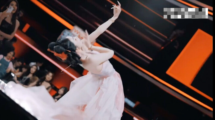 My baby Zhebao is on a variety show! Between moonlight and snow, my baby is the third color! Absolut