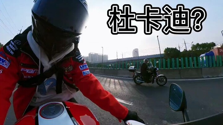 العجوز: في تلك السنة كنت أضع يديّ في جيبي، ولم أكن أعرف ما معنى الخصم #دوكاتي_V2 #راكبة_دراجة_نسائية