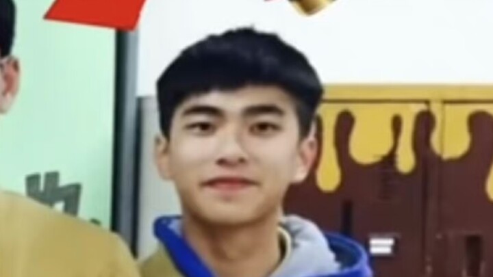 Thằng nhóc này chưa bao giờ trải qua giai đoạn ngại ngùng nhỉ