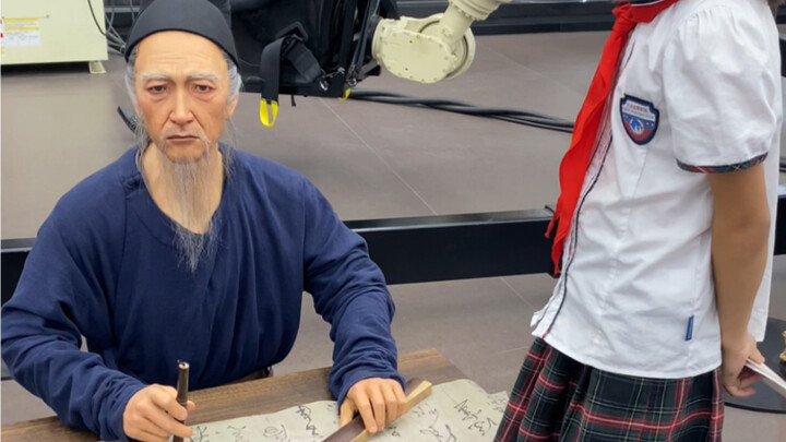 Membangkitkan “Du Fu” dengan Robot Kloning