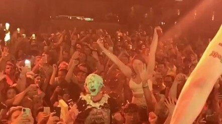 الجميع سعداء، باستثناء الأخ ذو الوجه الأخضر.