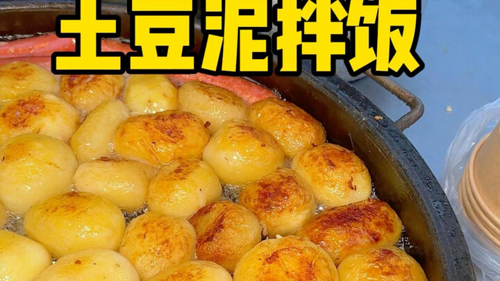Di jalan-jalan Wuhan, aku tak sengaja nemu nasi campur kentang tumbuk cuma 8 yuan per porsi! Porsiny