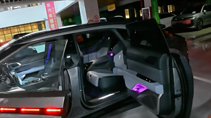 إذا فُرِّقت في منتصف الليل ولا تستطيع النوم، فتعالِ إلى ورشة ابن عمك واشترِ سيارة كاملة للتجوّل بها!