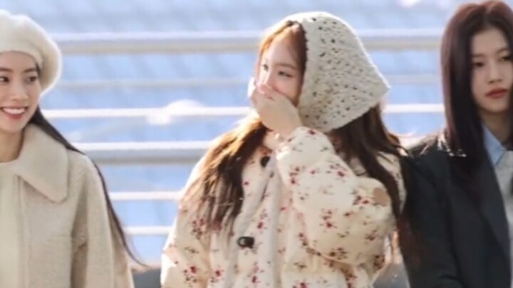 TWICE’s warm top