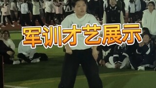 Trong một buổi biểu diễn tài năng của đợt huấn luyện quân sự, các tân sinh viên khóa 25 thật có phướ