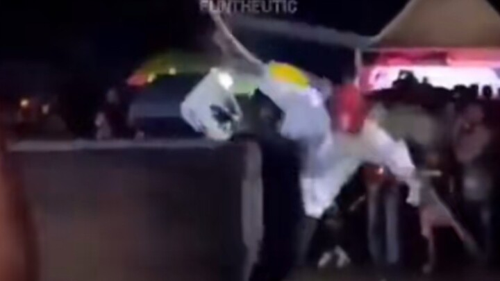 Không giống như diễn.