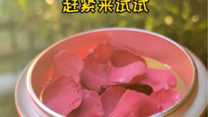 Nhà Nam Tường trồng thanh long nhiều như núi luôn, mình lấy mấy quả làm phấn má hồng đây! Còn mở cả 